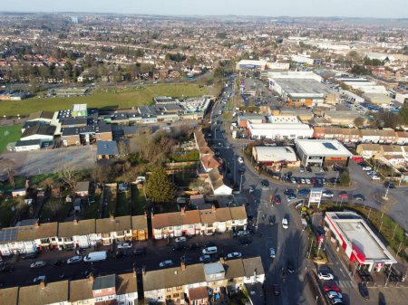 Foto de UNITED KINGDOM, LUTON - 15TH FEBRUARY, 2023: Drone View of Chaul End Lane Retail Park at Daytime - Imagen libre de derechos