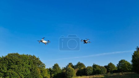 Téléchargez les photos : Deux drones dans le ciel bleu - en image libre de droit