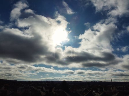 Téléchargez les photos : Vue à grand angle de nuages magnifiques et dramatiques sur la ville - en image libre de droit