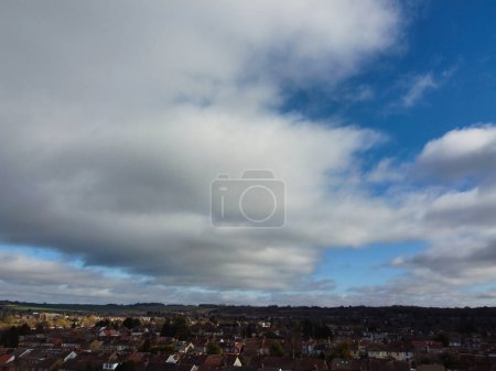 Téléchargez les photos : Vue à grand angle de nuages magnifiques et dramatiques sur la ville - en image libre de droit