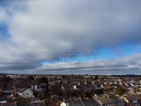 Foto de Vista de ángulo alto de nubes hermosas y dramáticas sobre la ciudad - Imagen libre de derechos