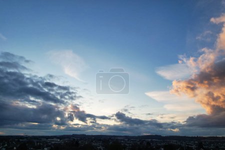 Téléchargez les photos : Nuages d'orange au coucher du soleil - en image libre de droit