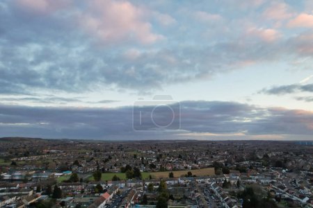 Téléchargez les photos : Vue à angle élevé des nuages orange sur la ville - en image libre de droit