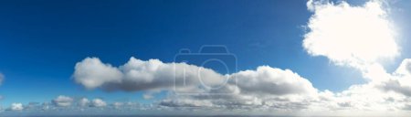 Téléchargez les photos : Winter Clouds over City During sunny Day - en image libre de droit