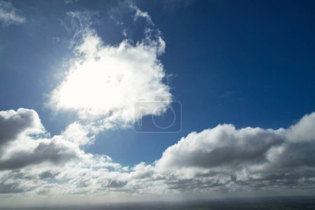 Téléchargez les photos : Winter Clouds over City During sunny Day - en image libre de droit
