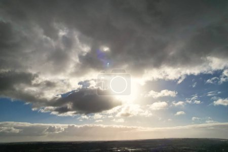 Foto de Hermosa tormenta Nubes escena sobre la ciudad - Imagen libre de derechos