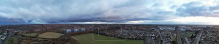 Foto de Vista aérea de la ciudad de Luton durante la puesta del sol - Imagen libre de derechos