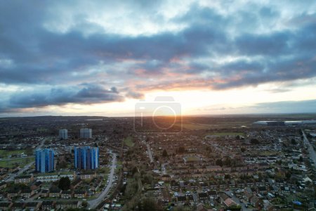 Téléchargez les photos : Vue Aérienne De Luton City Au Coucher Du Soleil - en image libre de droit
