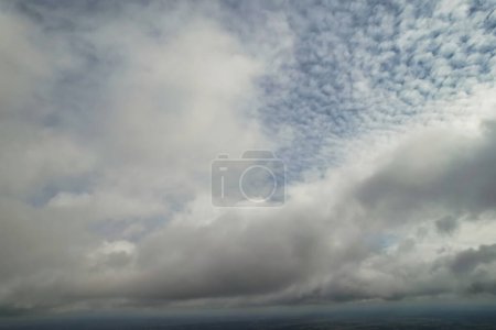 Téléchargez les photos : Belle vue sur les nuages de tempête - en image libre de droit