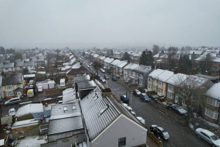 Foto de Vista de ángulo alto de las casas durante la caída de nieve - Imagen libre de derechos