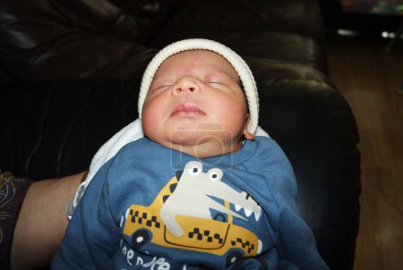 Téléchargez les photos : Portrait de bébé garçon nouveau-né - en image libre de droit