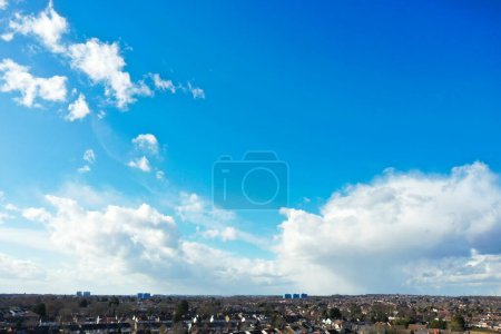 Téléchargez les photos : Beau ciel bleu avec peu de nuages par une journée ensoleillée claire sur la ville - en image libre de droit