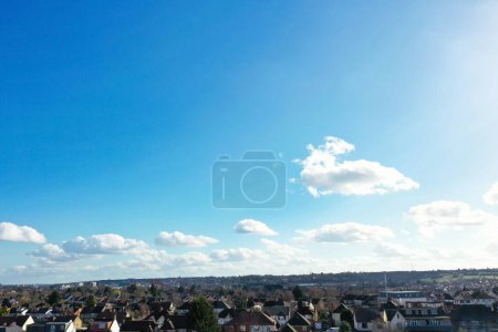 Téléchargez les photos : Beau ciel bleu avec peu de nuages par une journée ensoleillée claire sur la ville - en image libre de droit