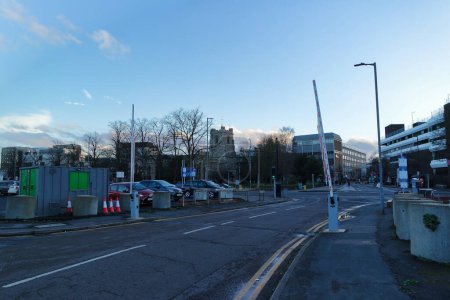 Téléchargez les photos : Low Angle Image of Downtown City Centre of Luton Town of England Royaume-Uni. Vue sur la ville centrale de Luton et les routes - en image libre de droit