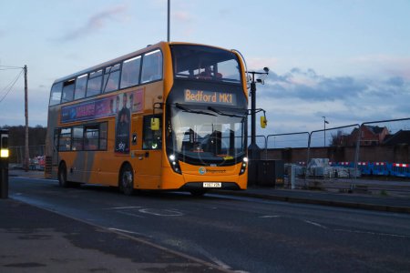 Foto de London Luton City Local Bus en Central Luton Station de Inglaterra Reino Unido. Durante la puesta del sol. - Imagen libre de derechos