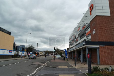 Foto de UK, INGLATERRA, LUTON - 19 DE MARZO DE 2023: Luton Town During Cloudy Day over England. Calles y coches en la ciudad inglesa durante el día - Imagen libre de derechos