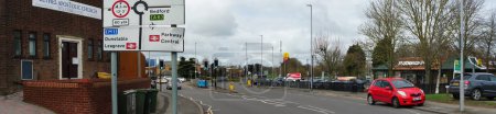 Téléchargez les photos : UK, ANGLETERRE, LUTON - 19 MARS 2023 : Luton Town durant la journée nuageuse au-dessus de l'Angleterre. Rues et voitures dans la ville anglaise à Daytime - en image libre de droit