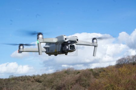 Téléchargez les photos : Drone volant dans le ciel - en image libre de droit