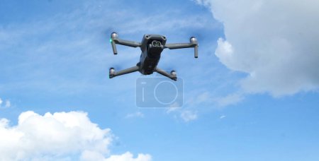 Téléchargez les photos : Drone volant dans le ciel - en image libre de droit