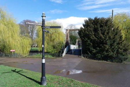Téléchargez les photos : Parc public local et beaux arbres une journée claire et froide de Mars 2023 à Luton Town en Angleterre Royaume-Uni. - en image libre de droit