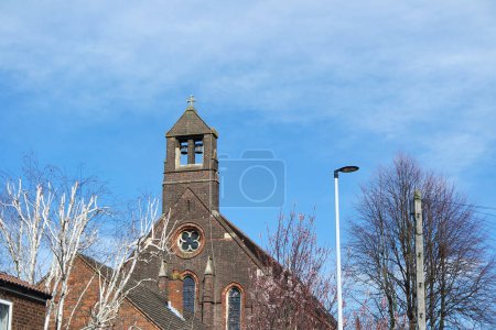 Téléchargez les photos : La vieille église de la ville britannique - en image libre de droit
