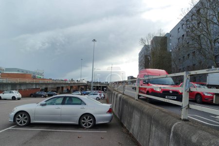 Téléchargez les photos : British Road and Traffic à Luton Town en Angleterre Royaume-Uni - en image libre de droit