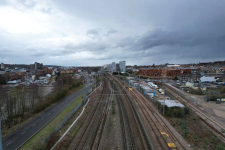Foto de Vista en ángulo alto de las vías férreas en el cruce de autopistas de Luton Inglaterra Reino Unido - Imagen libre de derechos