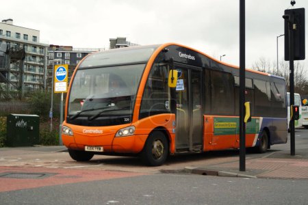Téléchargez les photos : Angleterre, Royaume-Uni - 18 juin 2023 : trafic dans la ville. Bus de ville - en image libre de droit
