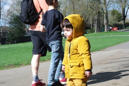 Téléchargez les photos : Petit garçon dans le parc - en image libre de droit