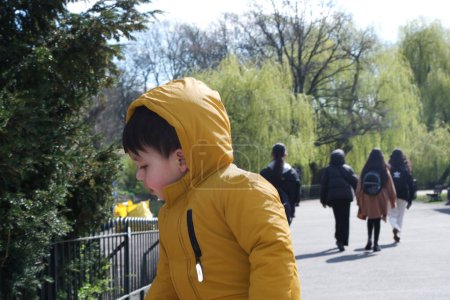 Téléchargez les photos : Bébé Pakistanais Asiatique Mignon Profitant de la belle journée ensoleillée au Wardown Public Park de Luton Town of England Royaume-Uni - en image libre de droit