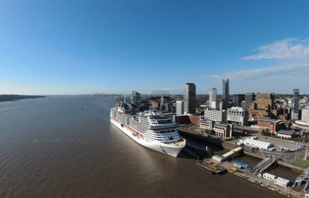 Téléchargez les photos : Liverpool, Royaume-Uni - 31 mars 2023 : Ferry Ship in port - en image libre de droit