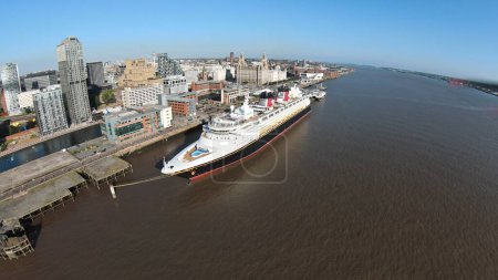 Téléchargez les photos : Liverpool, Royaume-Uni - 31 mars 2023 : Ferry Ship in port - en image libre de droit