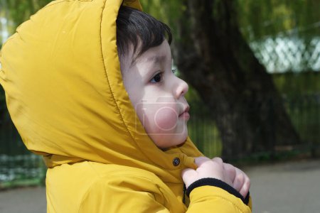 Téléchargez les photos : Bébé Pakistanais Asiatique Mignon Profitant de la belle journée ensoleillée au Wardown Public Park de Luton Town of England Royaume-Uni - en image libre de droit