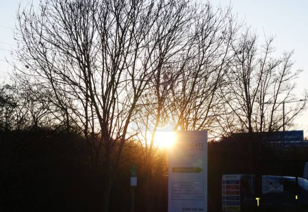 Foto de Luton, Inglaterra, Reino Unido - 3 de abril de 2023: Luton City and Roads During Sunset - Imagen libre de derechos