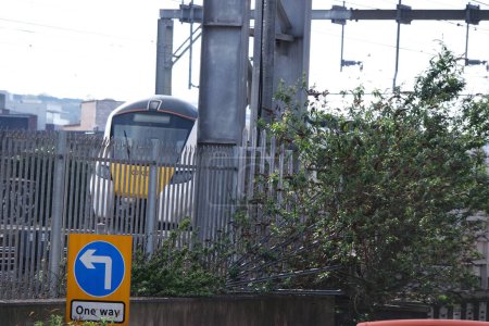 Téléchargez les photos : Luton, Angleterre, Royaume-Uni - 8 avril 2023 : Train sur les rails à la gare de Luton - en image libre de droit