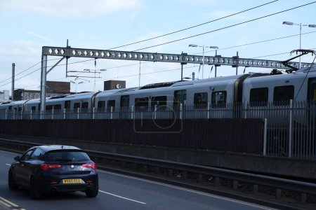 Foto de Luton, Inglaterra, Reino Unido - 8 de abril de 2023: Tren en las vías de la estación de Luton - Imagen libre de derechos