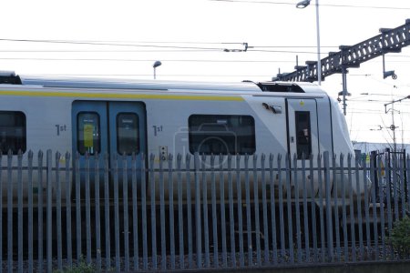 Foto de Luton, Inglaterra, Reino Unido - 8 de abril de 2023: Tren en las vías de la estación de Luton - Imagen libre de derechos