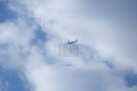Téléchargez les photos : Avion volant dans le ciel - en image libre de droit