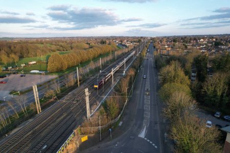 Téléchargez les photos : Luton, Angleterre, Royaume-Uni - 7 avril 2023 : Route et circulation - en image libre de droit