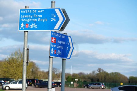 Foto de Luton, Inglaterra, Reino Unido - 7 de abril de 2023: Carretera y tráfico - Imagen libre de derechos