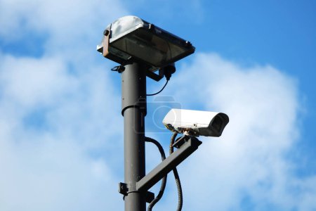 Téléchargez les photos : Caméra CCTV contre le ciel bleu - en image libre de droit