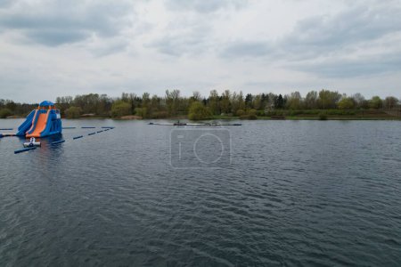 Foto de Vista aérea del lago Willen y el parque en Milton Keynes, Inglaterra - Imagen libre de derechos