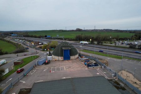 Téléchargez les photos : Vue aérienne panoramique des autoroutes et autoroutes britanniques avec circulation - en image libre de droit