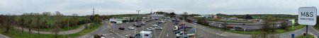 Téléchargez les photos : Vue aérienne panoramique des autoroutes et autoroutes britanniques avec circulation - en image libre de droit