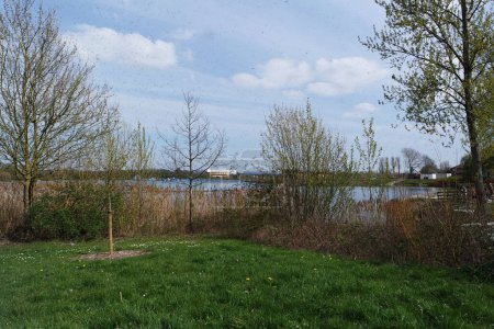 Téléchargez les photos : Vue à angle bas du parc du lac Willen avec le public local et touristique profitant de la beauté du lac et du parc - en image libre de droit