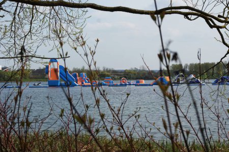 Téléchargez les photos : Vue à angle bas du parc du lac Willen avec le public local et touristique profitant de la beauté du lac et du parc - en image libre de droit