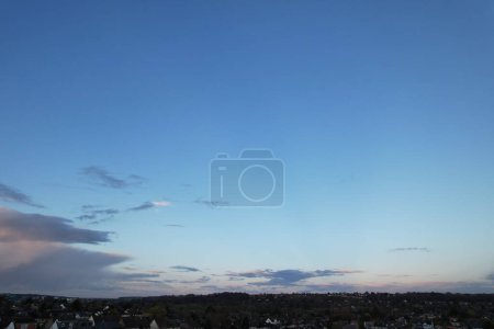 Téléchargez les photos : Superbe vue à angle élevé des nuages au coucher du soleil sur l'Angleterre - en image libre de droit