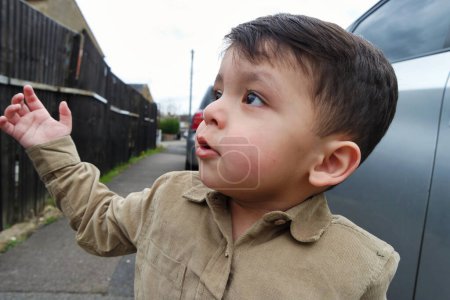 Téléchargez les photos : Mignon petit garçon marche rue - en image libre de droit