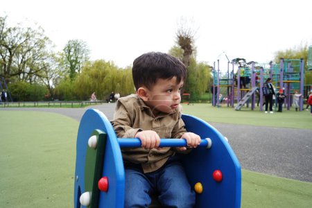 Téléchargez les photos : Mignon asiatique pakistanais bébé garçon est avoir amusant à Wardown Public Park à Luton Town of England Royaume-Uni - en image libre de droit