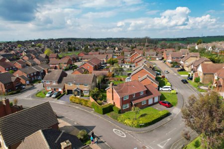 Foto de Vista aérea del distrito residencial de Luton City, Inglaterra, Gran Bretaña. Cámara de dron durante el día - Imagen libre de derechos
